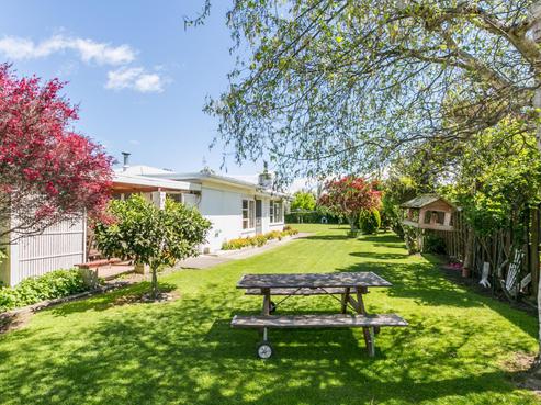 305 Norton Road, Akina