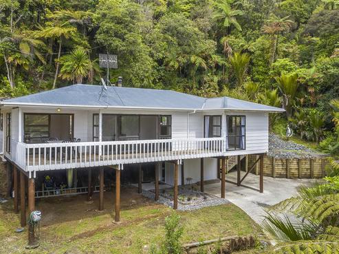 406 Scenic Drive, Waiatarua