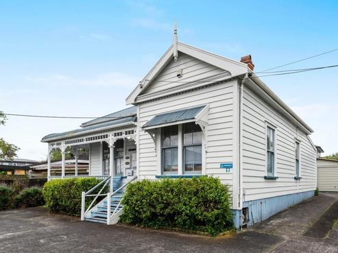 82 Lake Road, Narrow Neck