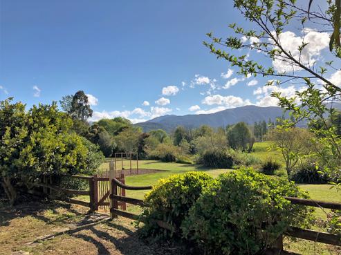 11 Feary Crescent, Takaka