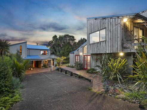 807 West Coast Road, Oratia
