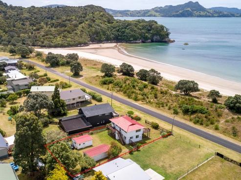 10 Marine Parade, Cooks Beach