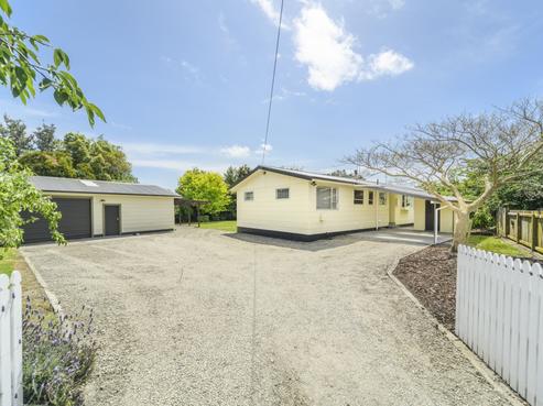 8 Flower Street, Bulls