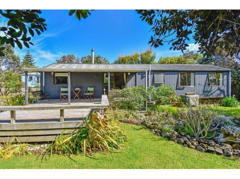 4 Mission Road, Port Waikato