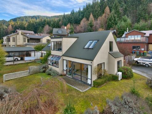 5 Goldleaf Hill, Queenstown Central