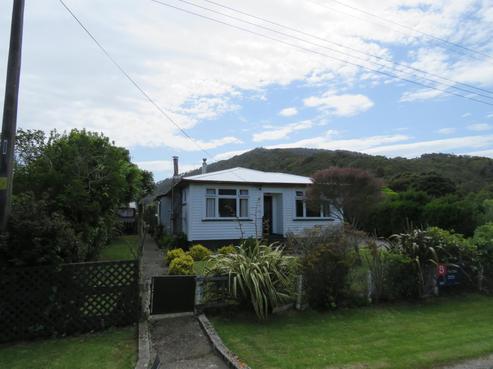 17 River Road, Hector