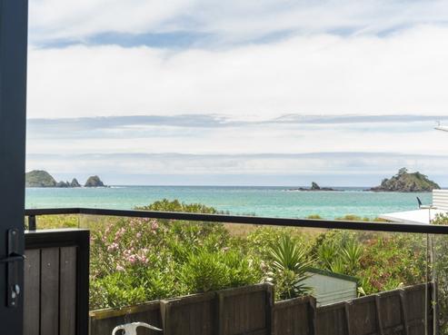 8 Logan Nicks Place, Oakura Coast
