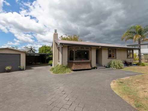 39 Pine Avenue, Bader