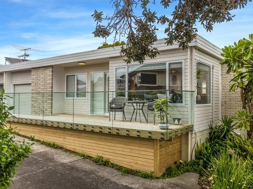 2/42 Beach Road, Castor Bay