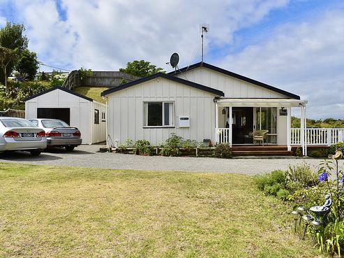 12 Rata Street, Otaki Beach