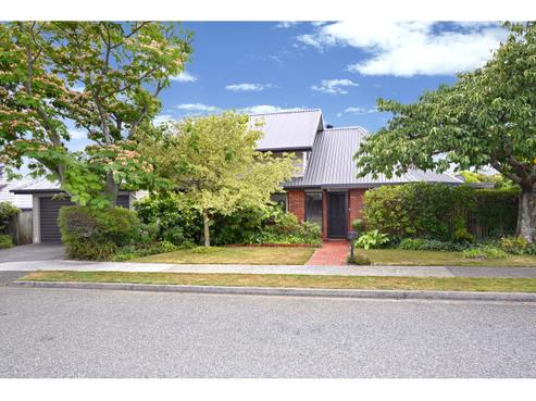 21 Farnham Drive, Richmond