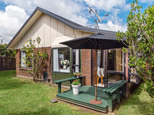 2/10 Corrella Road, Belmont