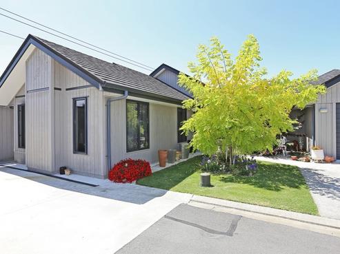 1033 Reka Street, Akina