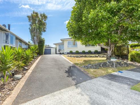 16 Omaha Grove, Totara Park