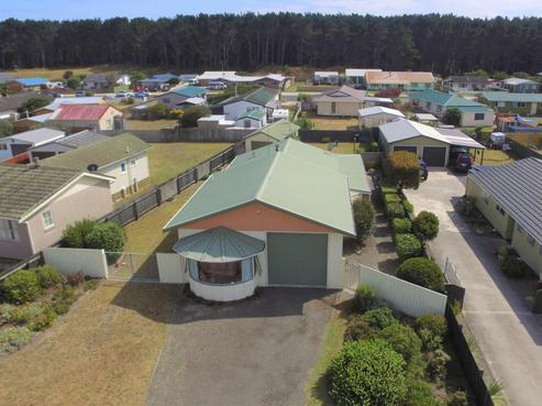 17 Hennessy Street East, Foxton Beach