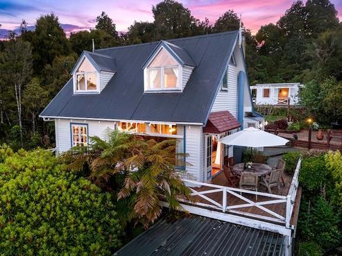 552 Scenic Drive, Waiatarua