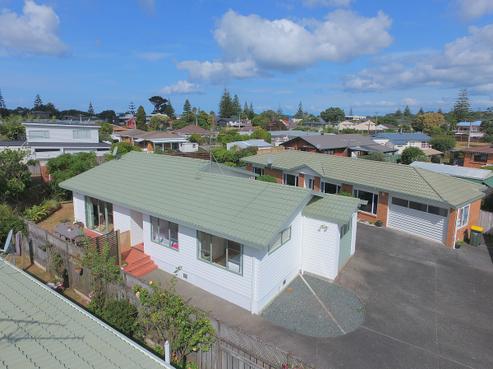 2/10 Ross Crescent, Orewa
