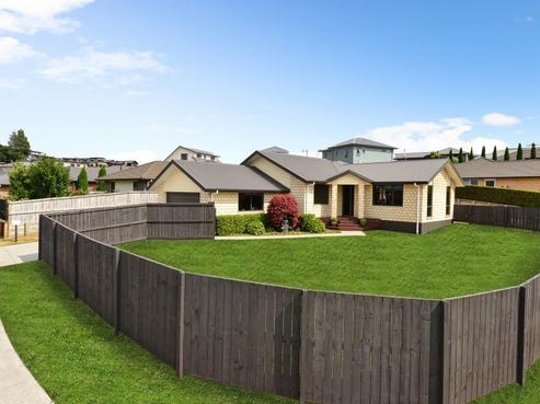 62 Farnborough Drive, Grandview Heights