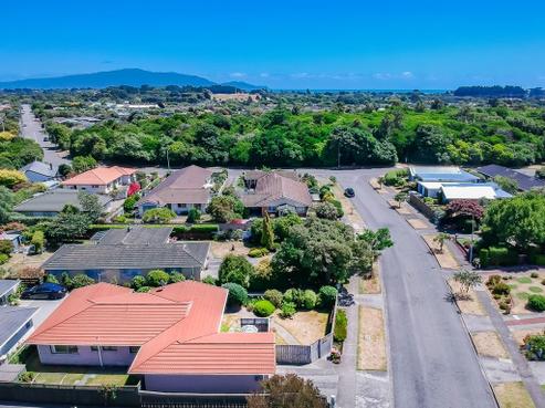 6 Rewarewa Crescent, Waikanae