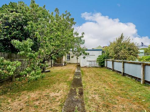 49 Riddlers Crescent, Petone