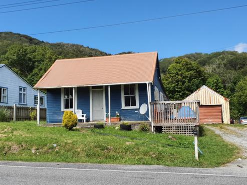 928 State Highway 7, Dobson