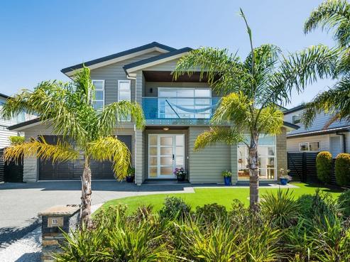 15 Remuremu Street, Long Bay