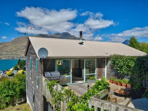 10A Caples Place, Fernhill/Sunshine Bay