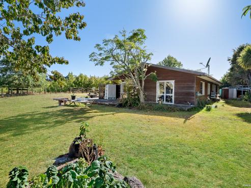 1168 East Coast Road, Redvale