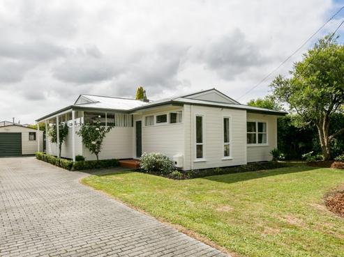 1108 Allenby Street, Akina