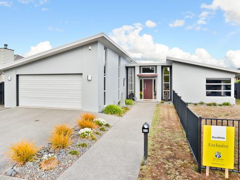 19 Barrington Drive, Huntington