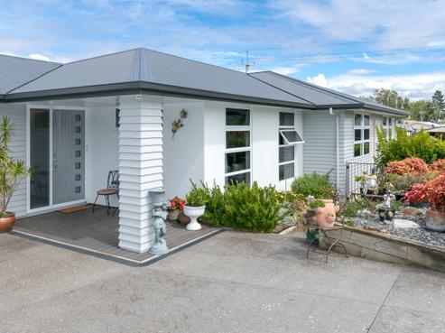 99 Dixon Road, Glenview
