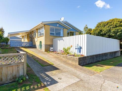 4 Toledo Grove, Totara Park