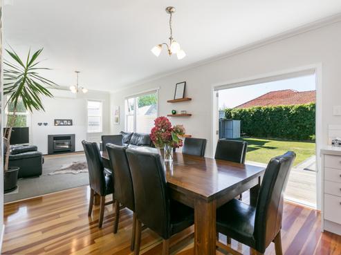 1110 Allenby Street, Akina