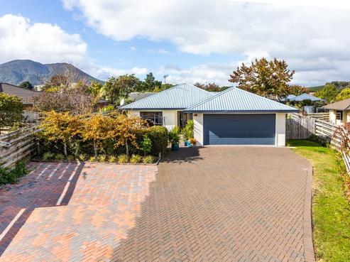 57 Balmoral Drive, Hilltop