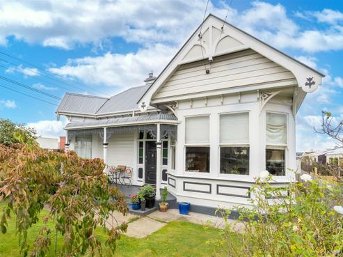 121 Macandrew Road, South Dunedin