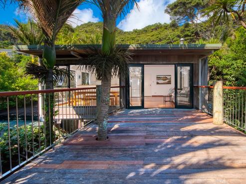 15 Rayner Road, Piha