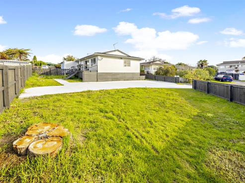 1/4 Slim Place, Clendon Park