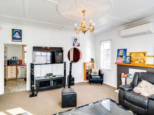 415 Massey Street, Akina