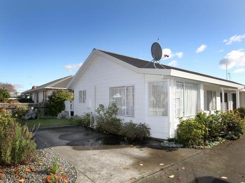 910A Willowpark Road North, Mayfair