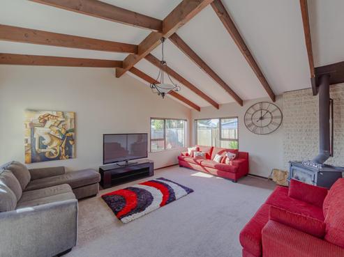 8A Clarence Cox Crescent, Pirimai