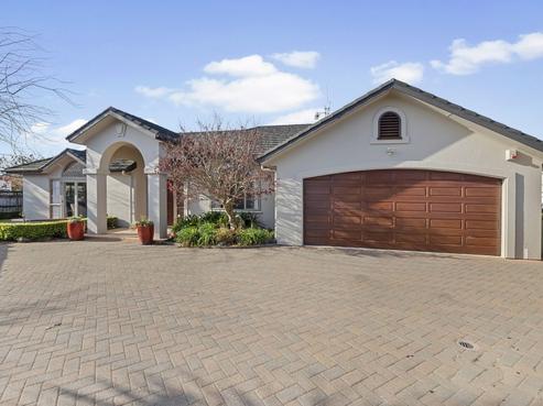 8 Badminton Court, Huntington