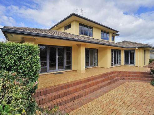 11 Huntington Drive, Huntington