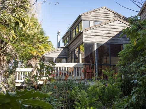 102 College Place, Poike