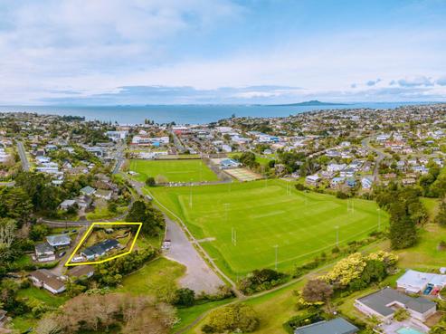 16 Woodlands Crescent, Browns Bay