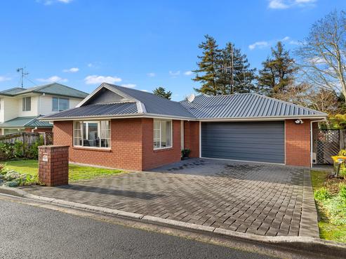 5 Surrey Lane, Glenview