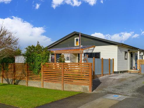 913A Dufferin Street, Akina