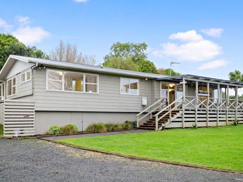 2146 Awhitu Road, Pollok