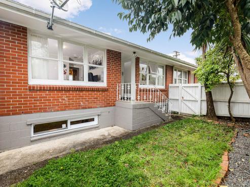 5 Bloomfield Place, Epsom