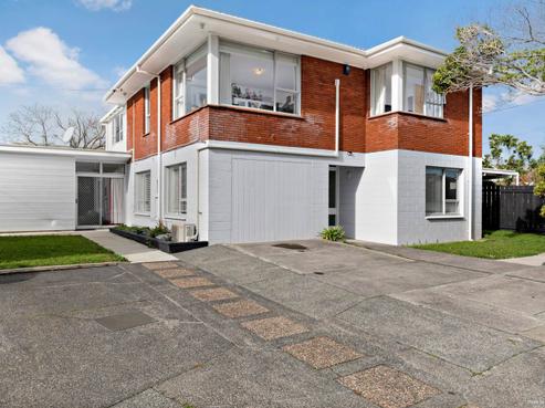 76 Lake Road, Narrow Neck