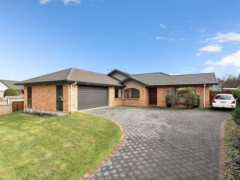 54 Saint James Drive, Huntington